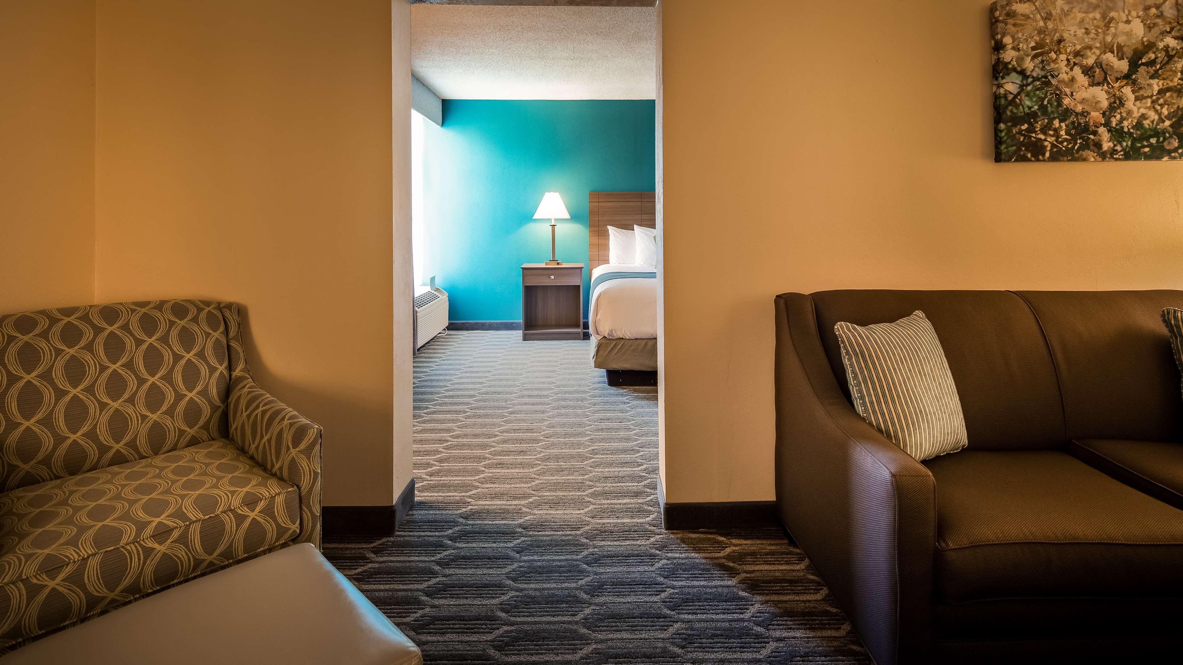 Best Western Plus Yadkin Valley Inn & Suites Jonesville Buitenkant foto