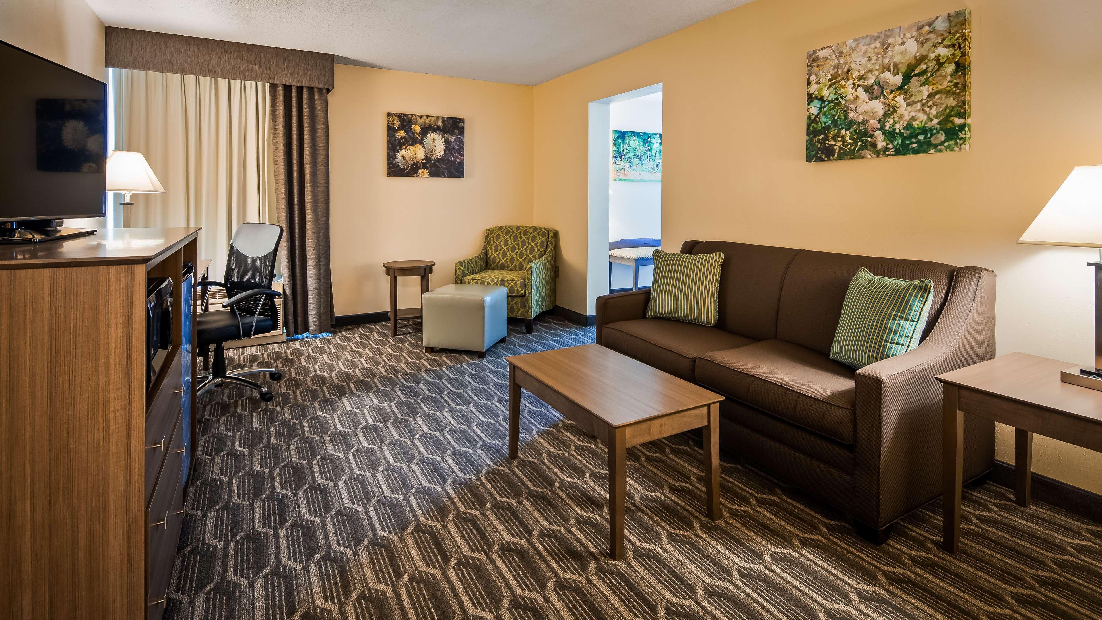 Best Western Plus Yadkin Valley Inn & Suites Jonesville Buitenkant foto