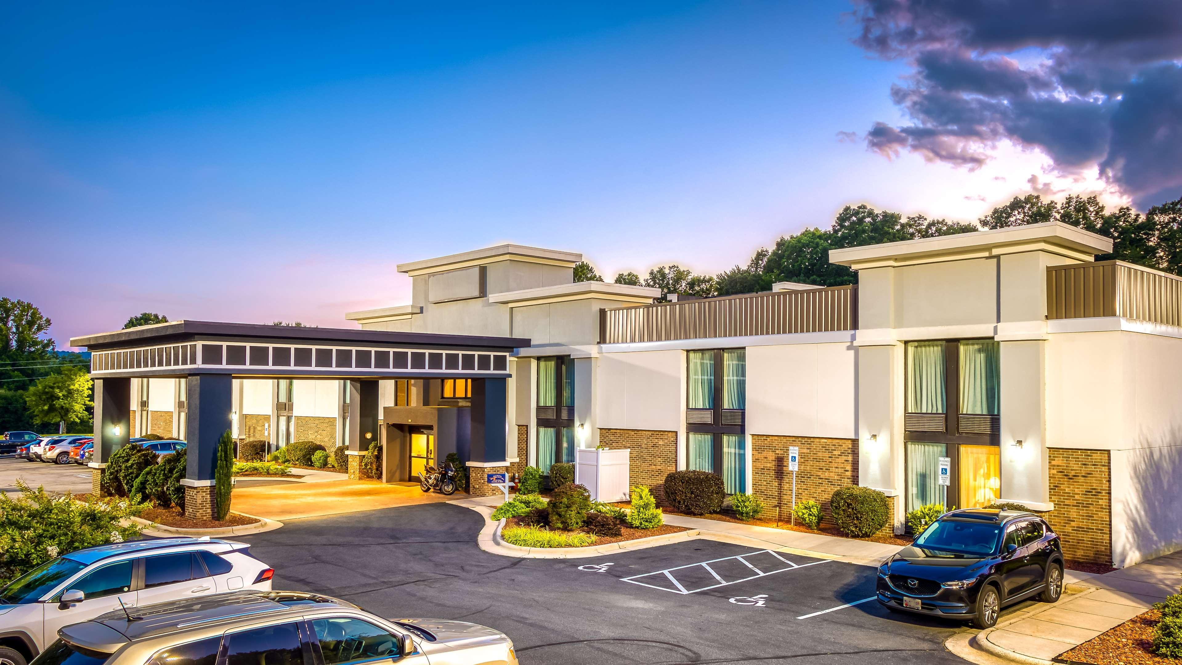 Best Western Plus Yadkin Valley Inn & Suites Jonesville Buitenkant foto