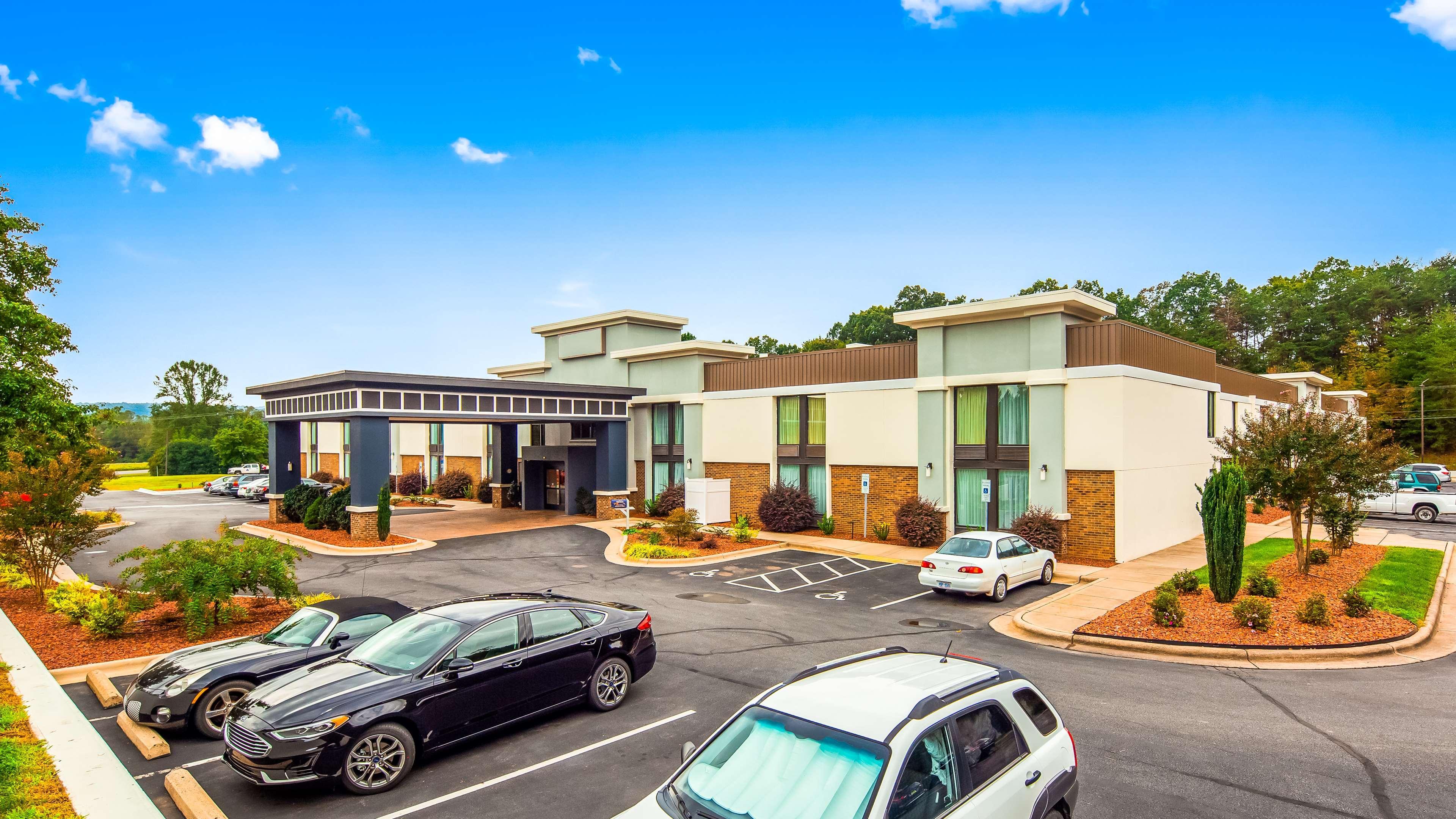 Best Western Plus Yadkin Valley Inn & Suites Jonesville Buitenkant foto