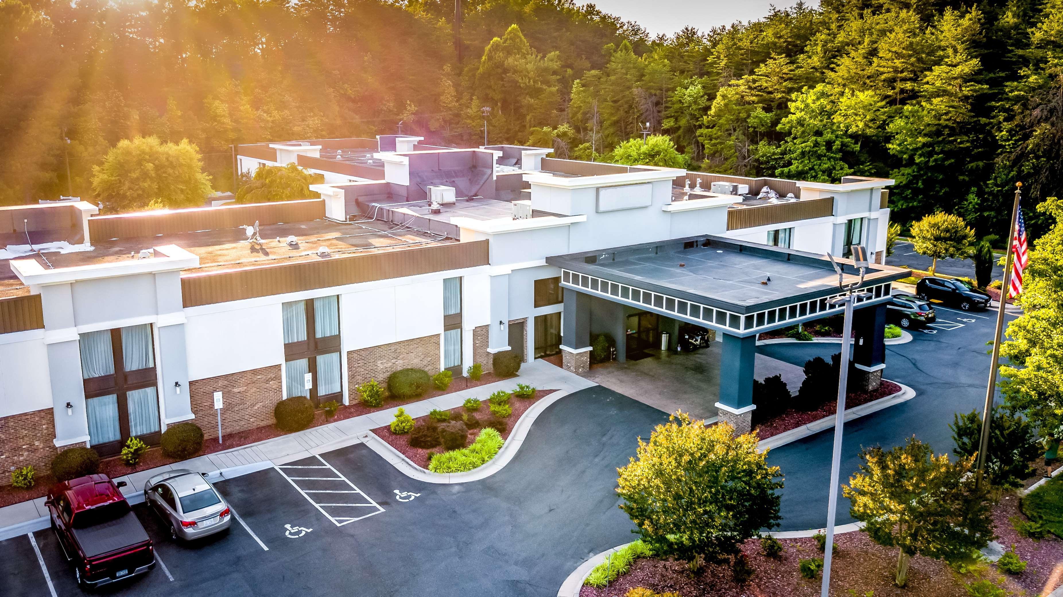 Best Western Plus Yadkin Valley Inn & Suites Jonesville Buitenkant foto