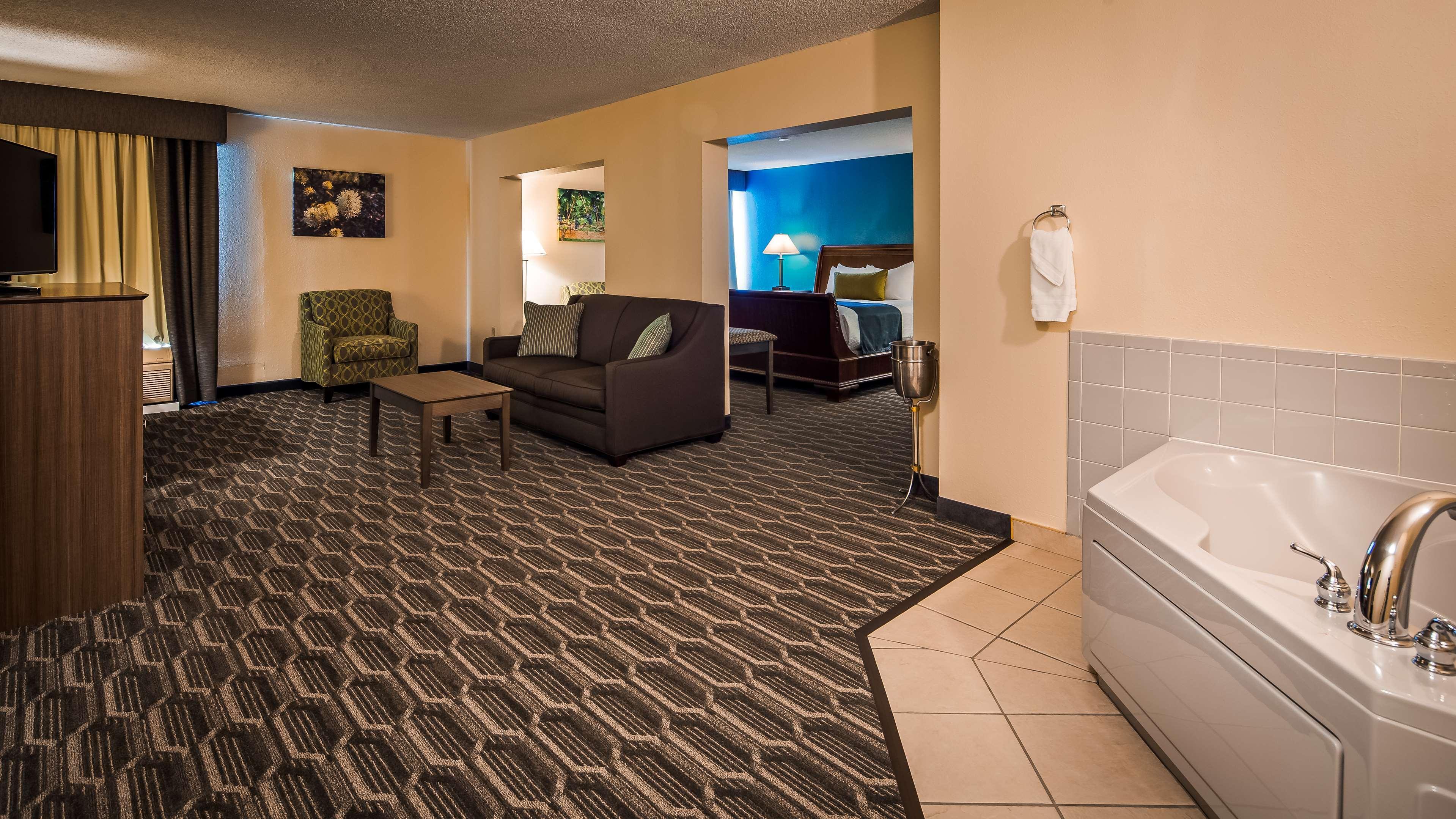 Best Western Plus Yadkin Valley Inn & Suites Jonesville Buitenkant foto
