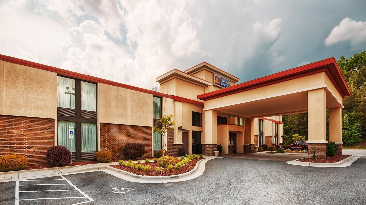 Best Western Plus Yadkin Valley Inn & Suites Jonesville Buitenkant foto