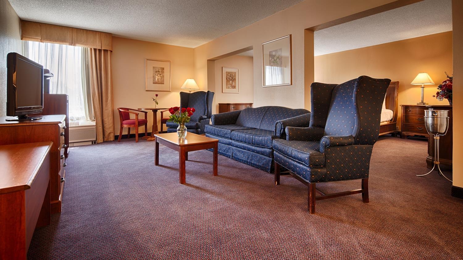 Best Western Plus Yadkin Valley Inn & Suites Jonesville Buitenkant foto