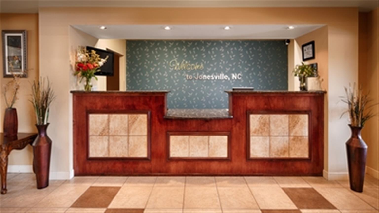 Best Western Plus Yadkin Valley Inn & Suites Jonesville Buitenkant foto