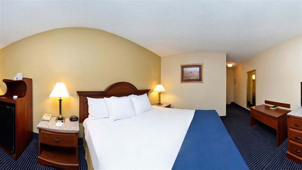 Best Western Plus Yadkin Valley Inn & Suites Jonesville Buitenkant foto