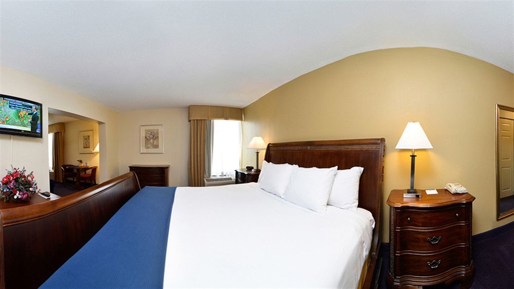 Best Western Plus Yadkin Valley Inn & Suites Jonesville Buitenkant foto