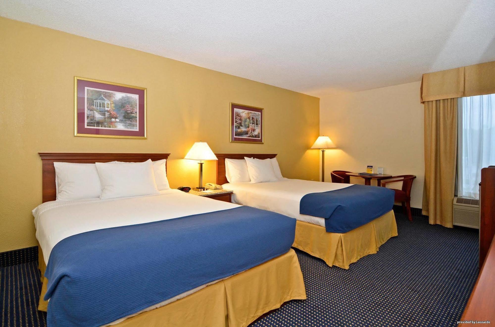 Best Western Plus Yadkin Valley Inn & Suites Jonesville Buitenkant foto