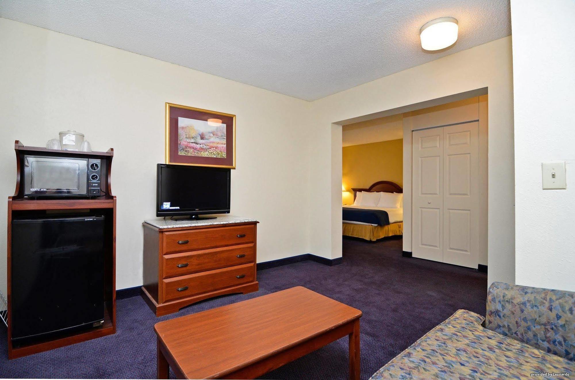 Best Western Plus Yadkin Valley Inn & Suites Jonesville Buitenkant foto