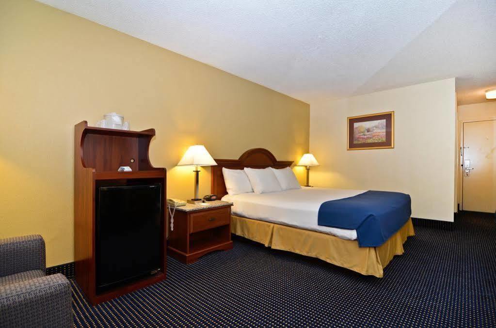 Best Western Plus Yadkin Valley Inn & Suites Jonesville Buitenkant foto